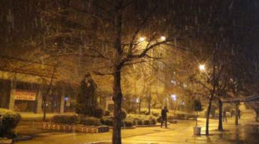 Batman&rsquo;da Bir Saat Yağan Kar Geride Kartpostallık G&ouml;r&uuml;nt&uuml;ler Bıraktı