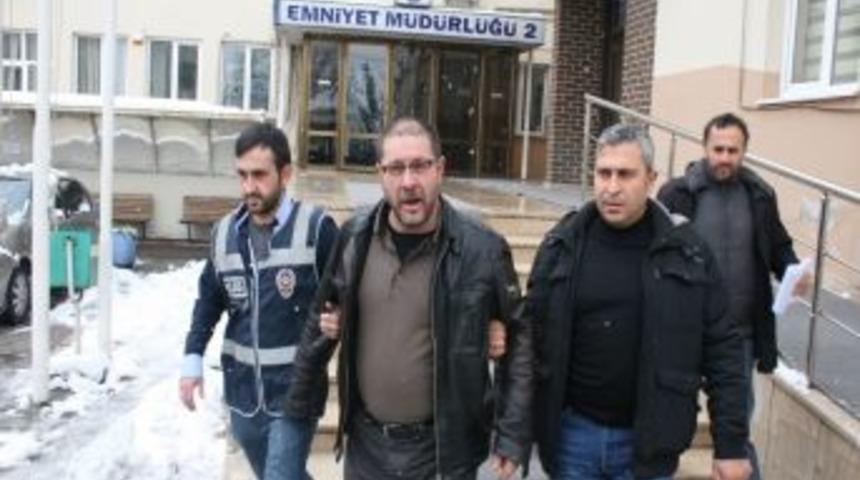 33 Bin Ka&ccedil;ak Sigarayla Yakalandı, Gazetecileri Tehdit Etti