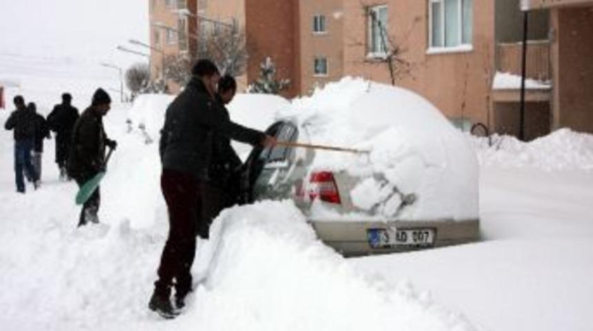 Ahlat'ta 26 K&ouml;y Yolu Kapandı