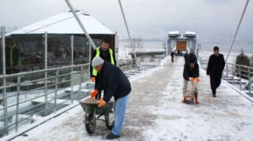 Yaya K&ouml;pr&uuml;lerinde Kar N&ouml;beti