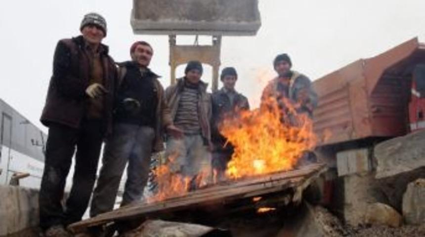 Soğuk Hava Sebebiyle Halk Pazarında Esnaf Tezgah A&ccedil;amadı