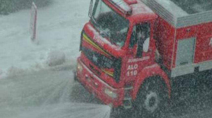 Ak&ccedil;akoca'da Karla M&uuml;cadelede Deniz Suyu &Ccedil;&ouml;z&uuml;m Oldu