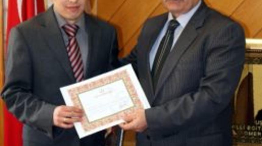 Milli Eğitim M&uuml;d&uuml;r&uuml; Bulut Emepya Projesinde Birinci Olan &Ouml;ğretmeni &Ouml;d&uuml;llendirdi