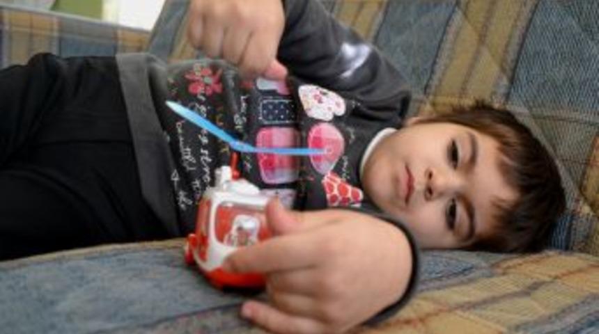 Suriyeli K&uuml;&ccedil;&uuml;k Esra Kendine Uzanacak Yardım Elini Bekliyor