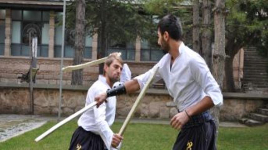 Yeni&ccedil;erilerin Kılı&ccedil; Kullanım K&uuml;lt&uuml;r&uuml; Spora D&ouml;n&uuml;şt&uuml;