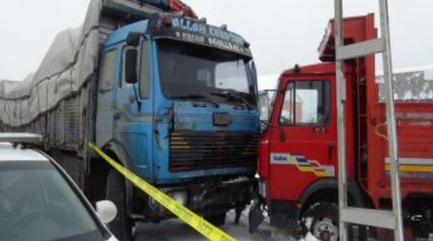 Frenleri Boşalan Kamyon Ihtiya&ccedil; Gideren Bek&ccedil;iyi Ezdi
