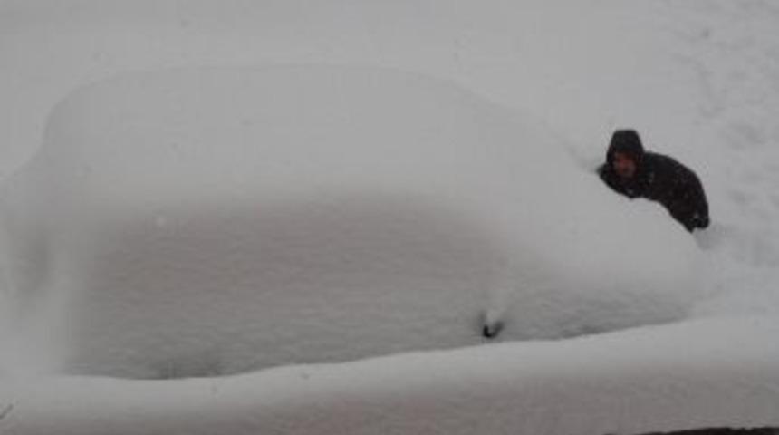 Tatvan&rsquo;da Kar Kalınlığı 2 Metreyi Buldu