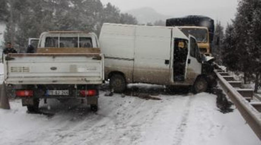 Karab&uuml;k&rsquo;te Zincirleme Trafik Kazası: 3 Yaralı