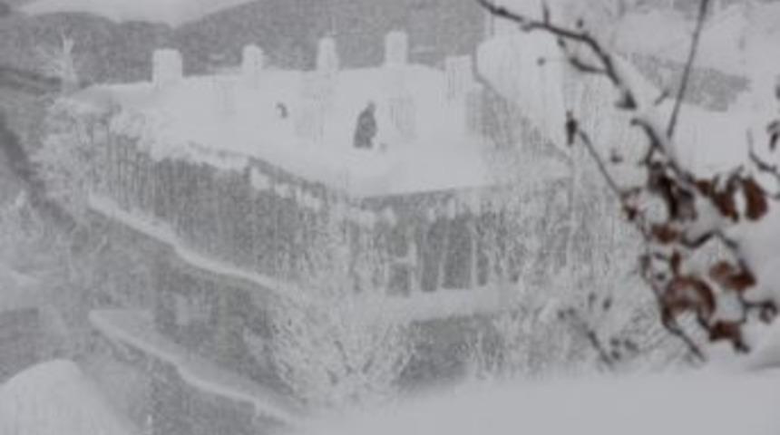 Kara G&ouml;m&uuml;len Hakkari&rsquo;den Kar Manzaraları