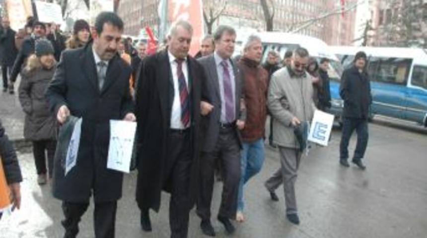 Yargı &Ccedil;alışanlarından &Ccedil;ıplak Ayaklı Protesto