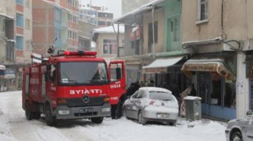 Oltu&rsquo;da Tuhafiye D&uuml;kkanında &Ccedil;ıkan Yangın Korkuya Neden Oldu