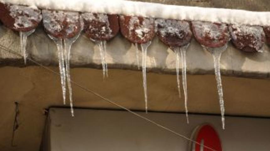 İstanbul'da Sa&ccedil;aklar Buz Tuttu