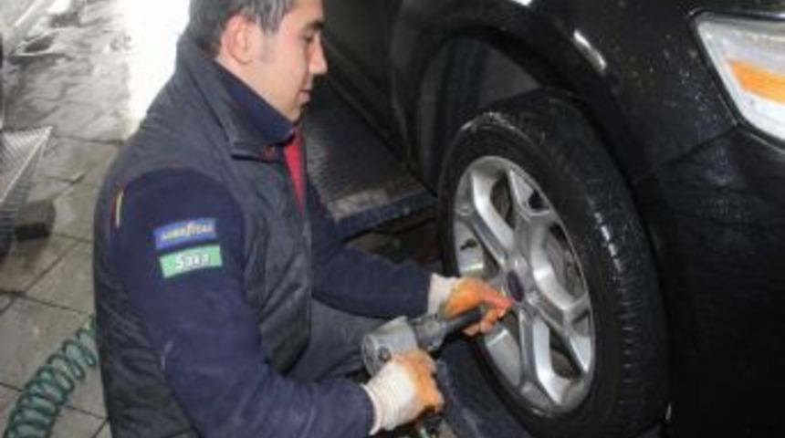 Ara&ccedil; Lastiği Satıcılarından Sitem: &ldquo;kar Lastiği Bulamıyoruz&rdquo;