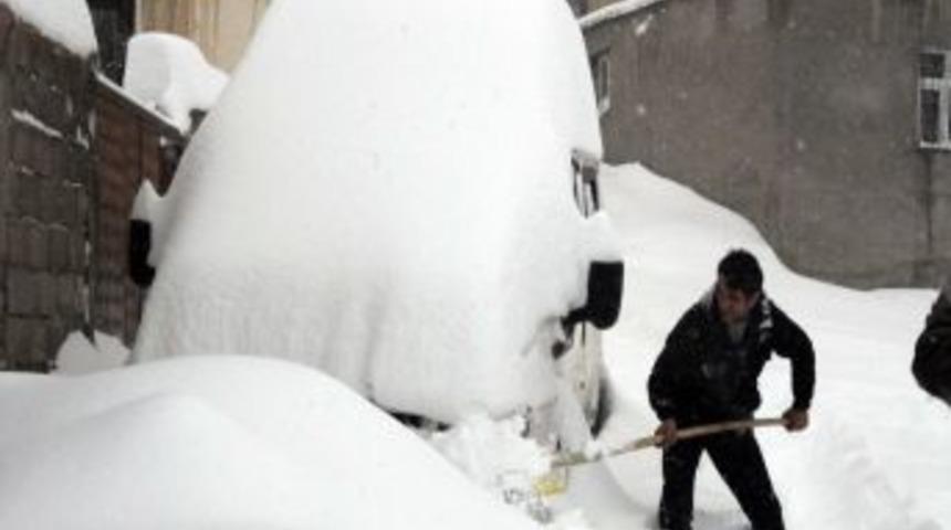 Başkale&rsquo;de Kar 1 Metreyi Aştı, Okullar Tatil, Elektrik Yok
