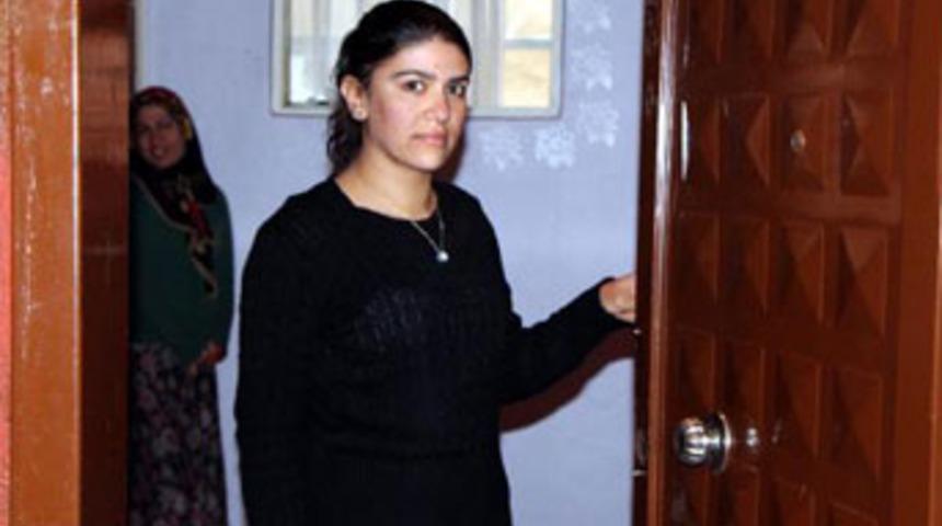 Korkak hırsızlar kendilerini eve kilitledi