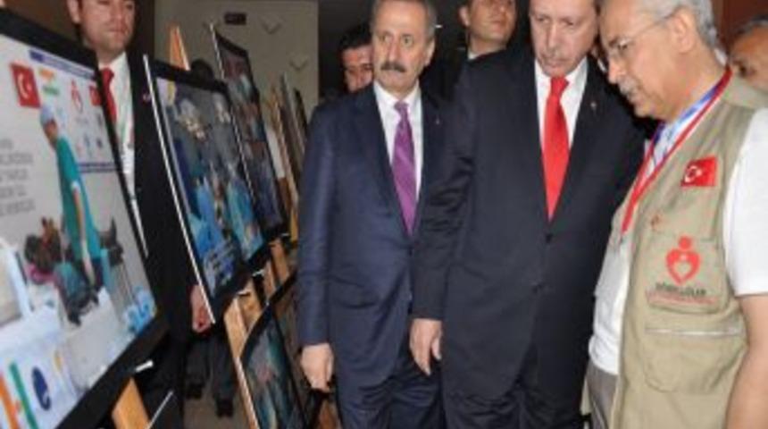 Başbakan Erdoğan, Nijer'de T&uuml;rk Doktorlarının Fotoğraf Sergisini Gezdi