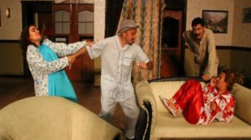 "buldumcuk Ailesi" Adanalıları G&uuml;ld&uuml;r&uuml;yor