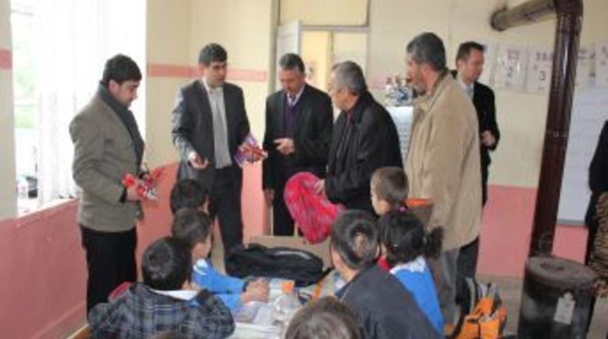 Gazipaşa Kaymakamlığı, K&ouml;y Okullarına Kırtasiye Malzemesi Dağıttı