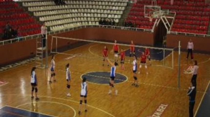 Yıldızlar Voleybol M&uuml;sabakalarında Okullar Birincilik İ&ccedil;in Yarışıyor