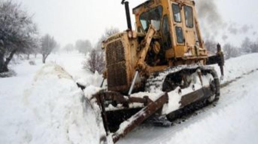Tekman'da Kar Ve Tipi 56 K&ouml;y Ve 58 Mezra Yolunu Ulaşıma Kapattı