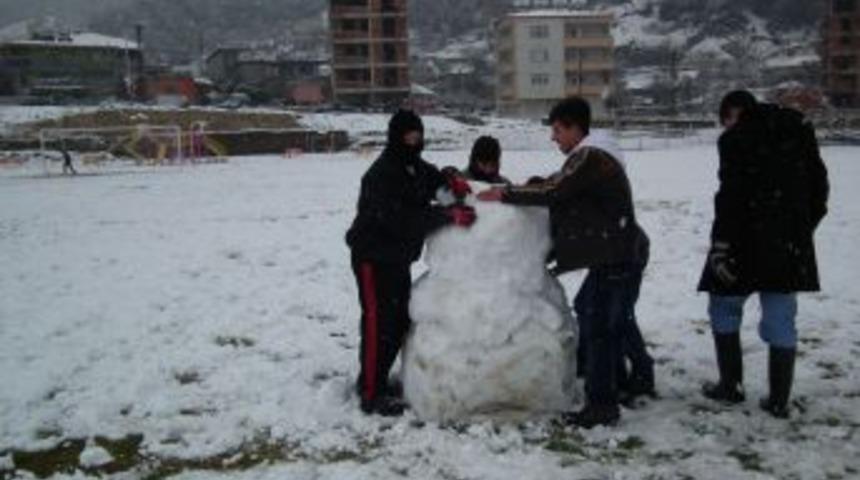 Yayladağı'nda Suriyeli &Ccedil;ocuklar Da Kar Sevinci Yaşadı