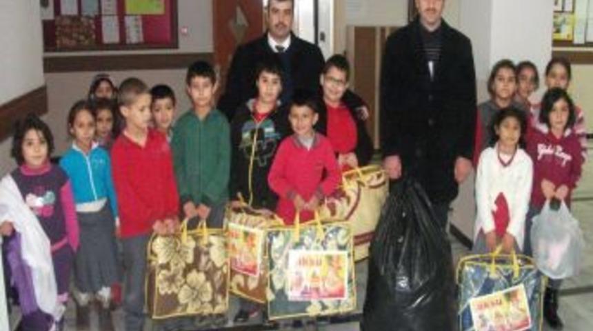 Minik Y&uuml;reklerden Suriyeli Sığınmacılara Yardım