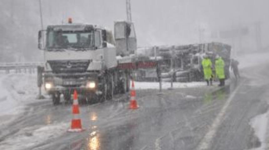 Devrilen Kamyon İstanbul Istikametini 2 Saat Kapattı