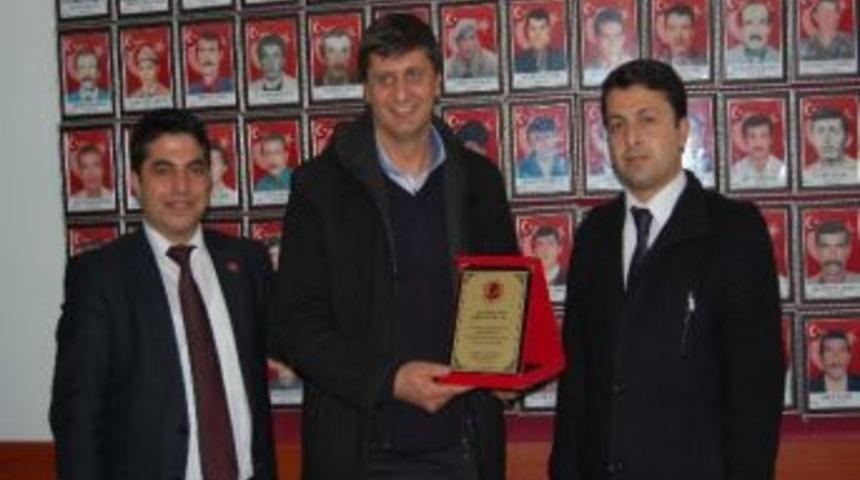 Bitlis&rsquo;teki Şehit Ve Gaziler Derneği'nden Gazetecilere Plaket
