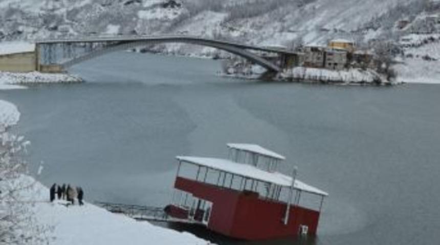 Su Al&ccedil;aldı, Y&uuml;zen Restoran Karaya Oturdu