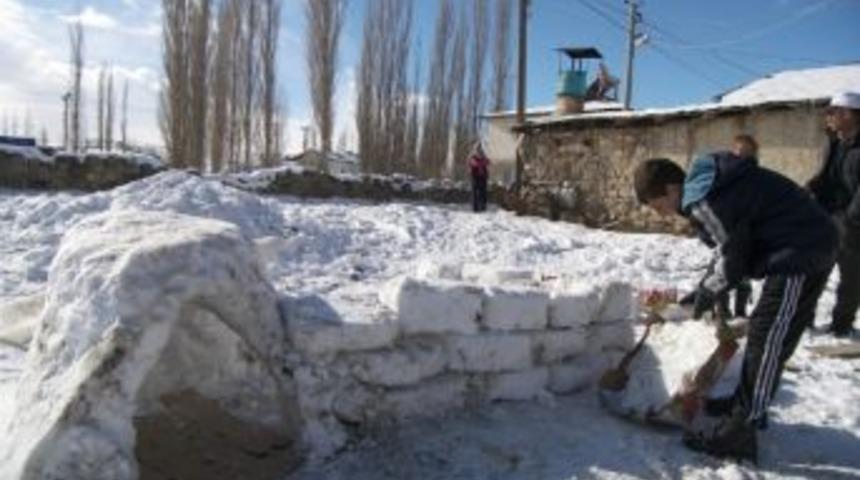 Kardan Ev Yaparak Kar&rsquo;ı Eğlenceye D&ouml;n&uuml;şt&uuml;rd&uuml;ler