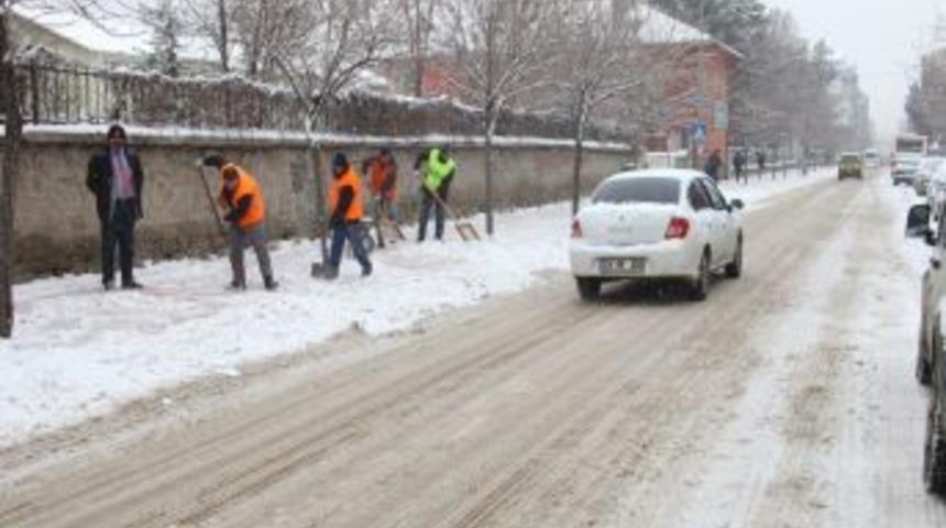 Elazığı Belediyesi 320 Personel Ile Karla Mücadele Ediyor