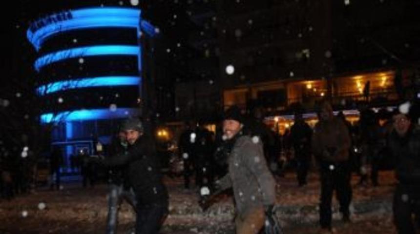 6 Bin &Ouml;ğrenci İşte B&ouml;yle Kar Topu Oynadı