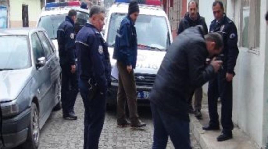 Polis Aracını Taşlayanlar Yakalandı