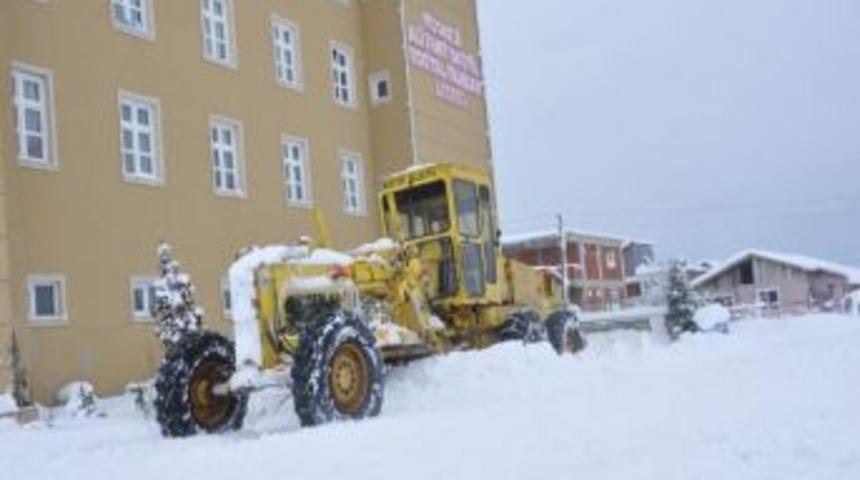 Kartepe'de Kar K&uuml;reme &Ccedil;alışmaları S&uuml;r&uuml;yor