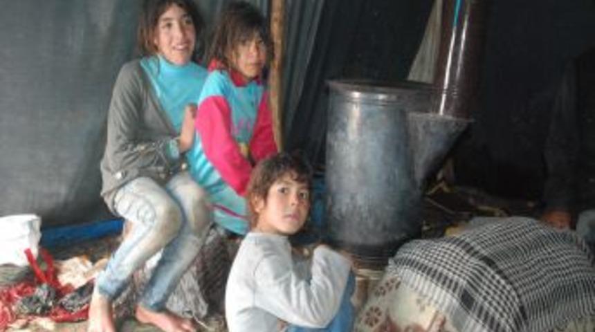 Suriyeliler, Dondurcu Soğukta &Ccedil;adırda Yaşam M&uuml;cadelesi Veriyor