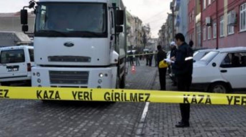 Hastaneden &Ccedil;ıktı, &Ccedil;&ouml;p Kamyonunun Altında Kaldı