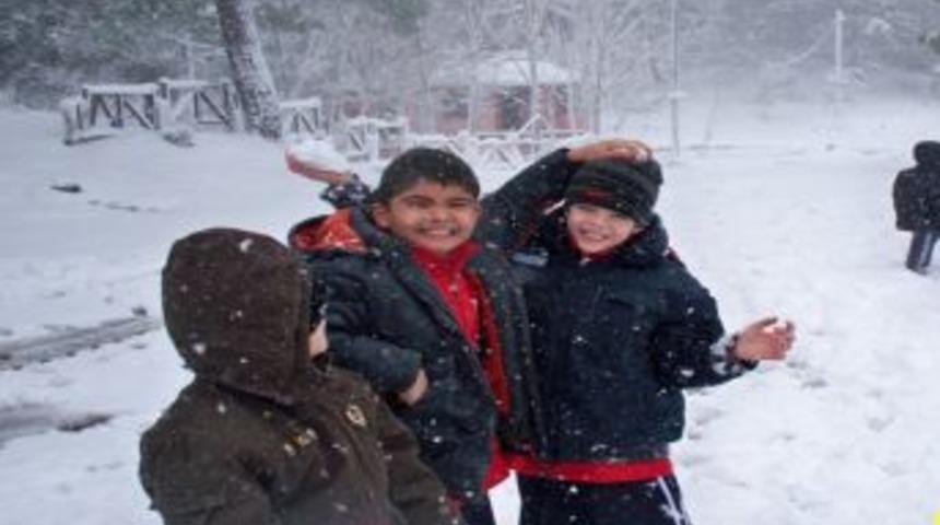 &Ouml;ğrenciler Kazdağları'nda Karda Stres Attı