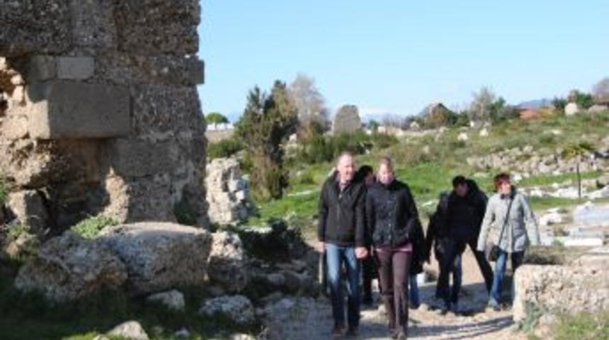 Alman Turistler, Soğuk Havaya Aldırış Etmeden Y&uuml;r&uuml;y&uuml;ş Yaptı