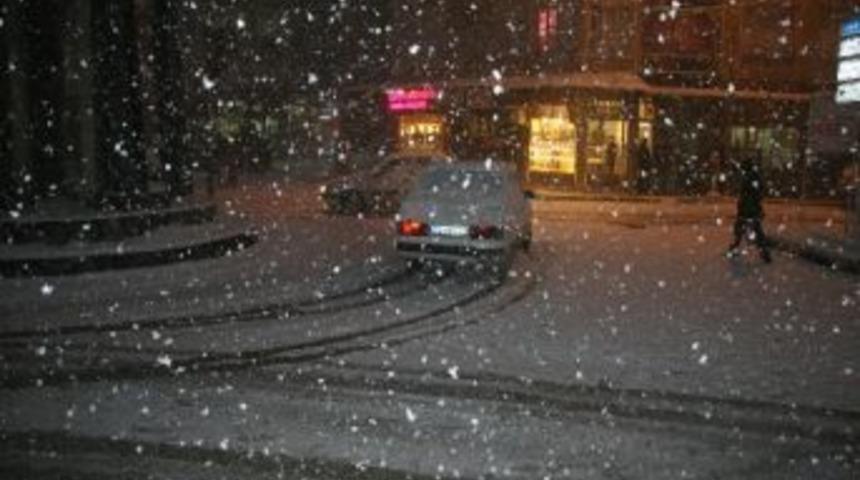 Kilis'te Yoğun Kar Tatil Getirdi