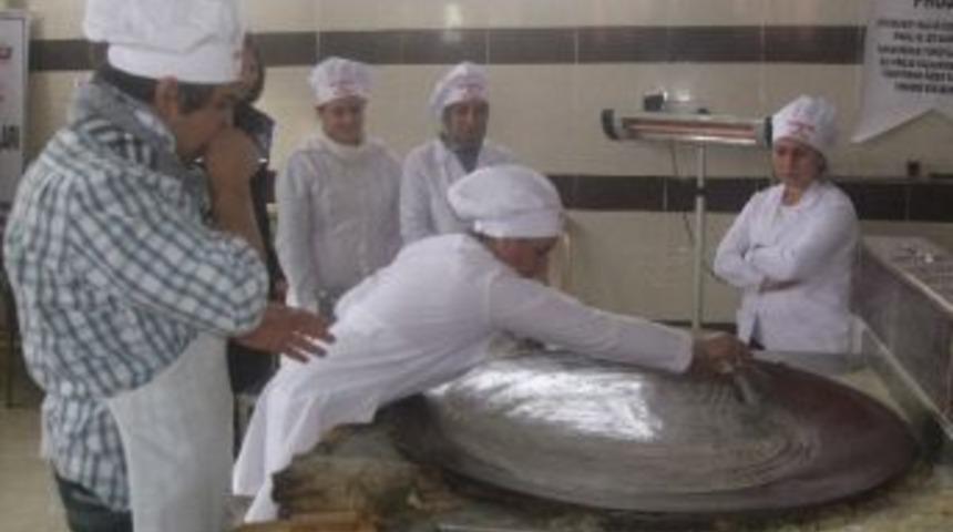 Kınalı Ellerle Kadayıf Ustalığı Yapıyor