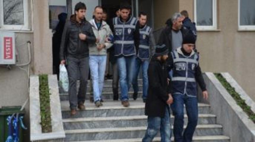 Uyuşturucu Operasyonunda G&ouml;zaltına Alınan 4 Kişiden 3`&uuml; Tutuklandı