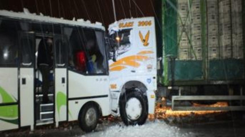 Midib&uuml;s Ile Tavuk Y&uuml;kl&uuml; Kamyon &Ccedil;arpıştı: 1 Yaralı