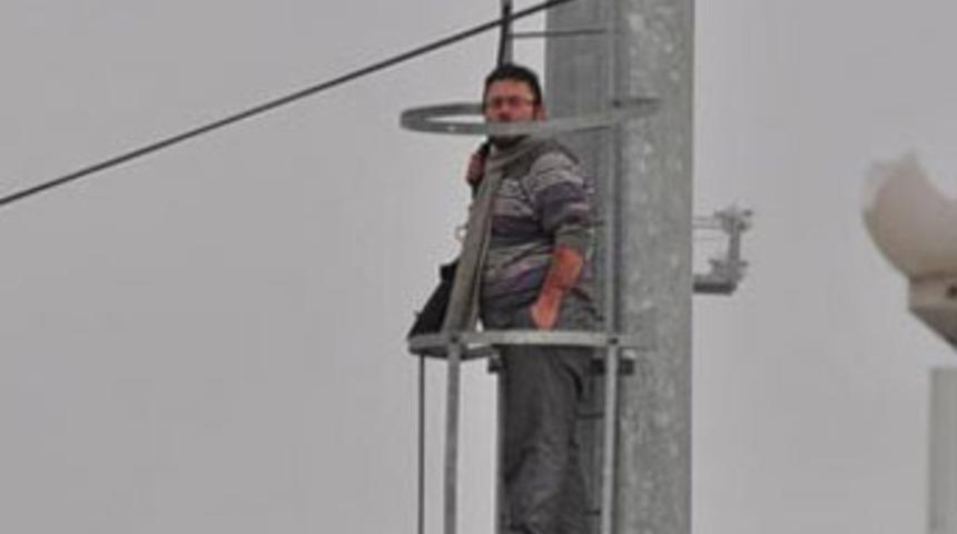 Elinde t&uuml;fekle elektrik direğine &ccedil;ıktı