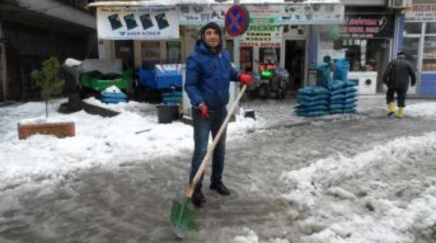 Alaplı'da esnaf kar temizliği yaptı