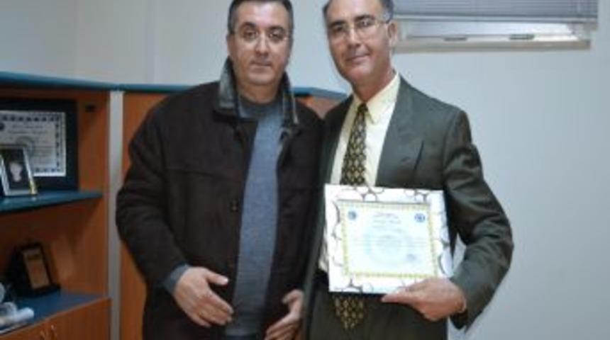 Kula Belediyespor'dan M&uuml;d&uuml;r Tufan&rsquo;a Teşekk&uuml;r Plaketi