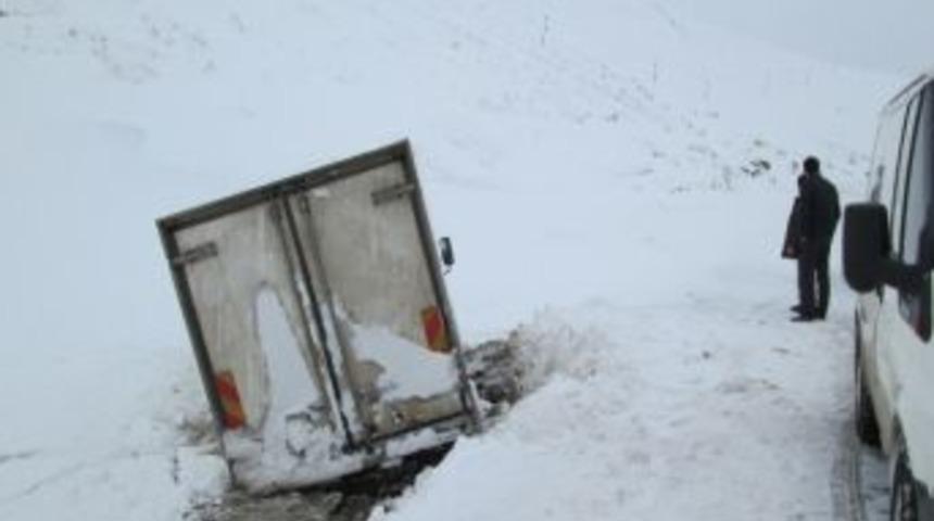 G&ouml;le'de Kar Yağışı Hayatı Olumsuz Etkiliyor