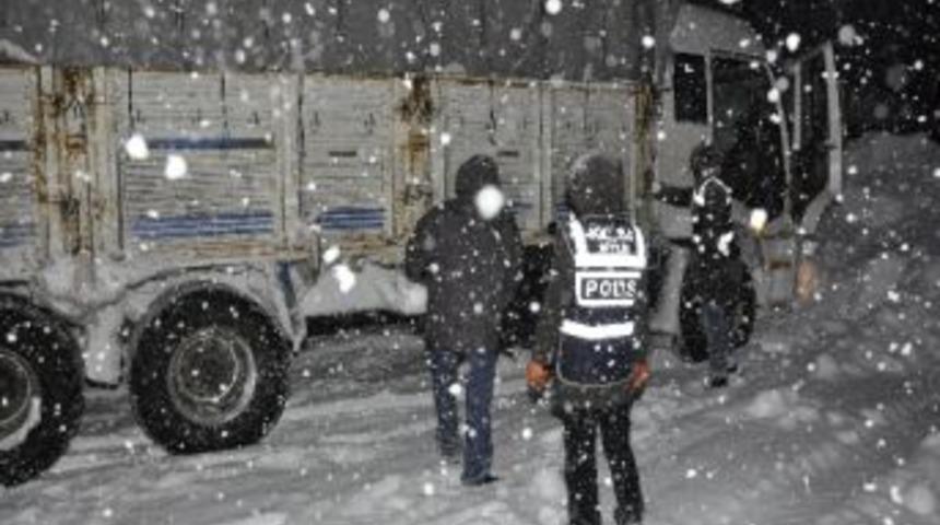 Lapa Lapa Kar Yağışı Altında M&uuml;thiş Operasyon