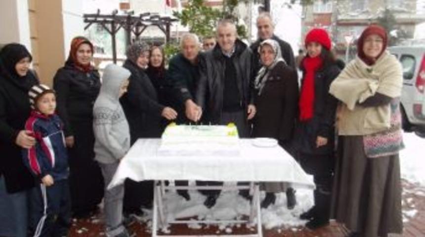 Kar Altında Doğum G&uuml;n&uuml; Kutlaması