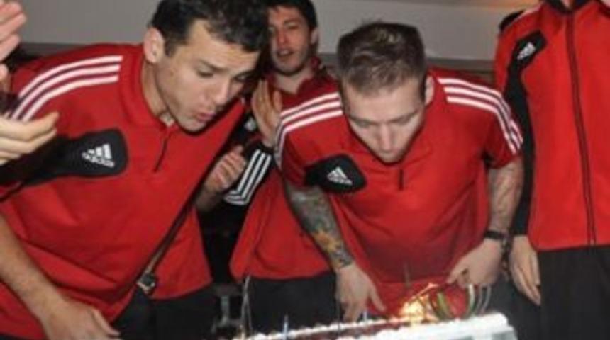 Bobo Ve Steinsson’a Sürpriz Doğum Günü