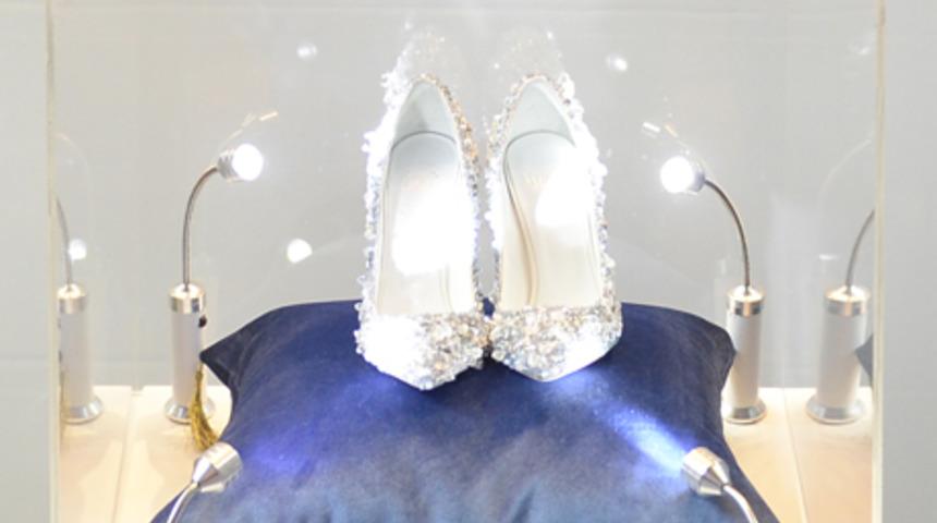 Gamze Sara&ccedil;oğlu, Sindirella ayakkabısı tasarladı